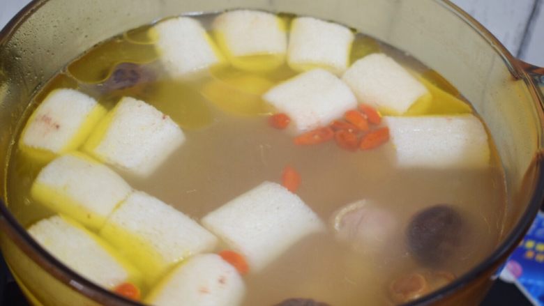 竹荪鸡汤,加入竹荪和枸杞,继续小火炖煮20分钟