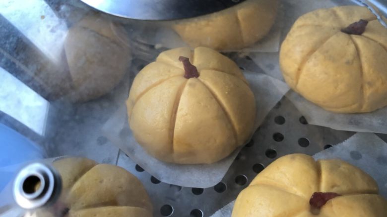 南瓜豆沙团,全部完成后,底部垫油纸,放在蒸锅里。