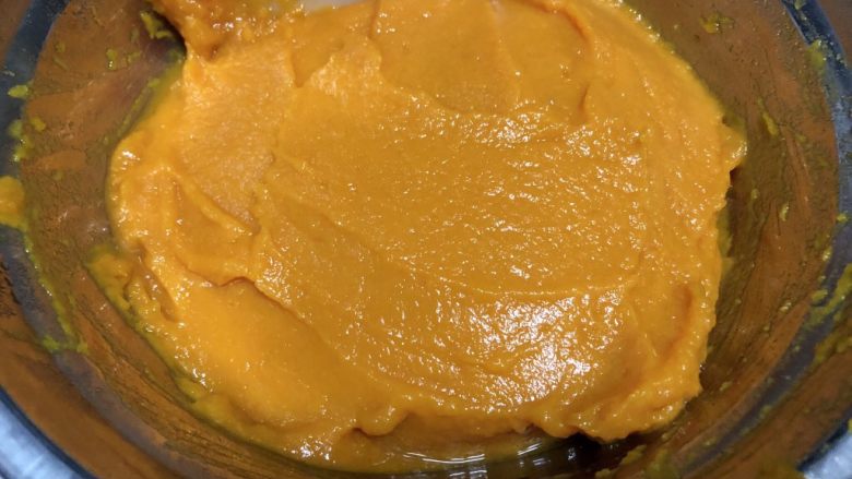南瓜豆沙团,南瓜控一下水压成南瓜泥,要细腻一点的话可以用料理机打一下。