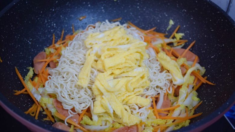 火腿肠炒面,加入鸡蛋丝，翻炒均匀