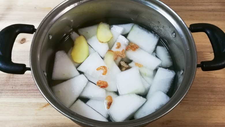 海米紫菜冬瓜汤,放入姜片,海米和泡的水一起放入锅中