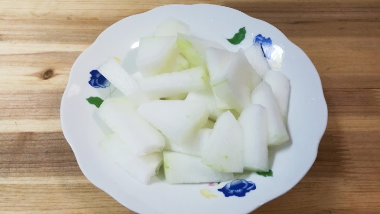 海米紫菜冬瓜汤,冬瓜削去去掉瓜瓤,皮切成片