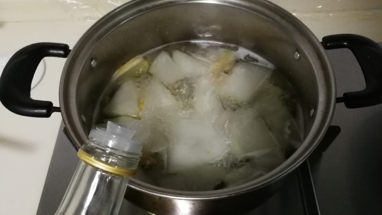 海米紫菜冬瓜汤,烧开转小火烧至冬瓜半透明就是熟了,放入一小勺盐,滴几滴<a style='color:red;display:inline-block;' href='/shicai/ 5506'>麻油</a>