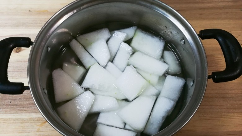 海米紫菜冬瓜汤,冬瓜放入锅中,放入适量清水