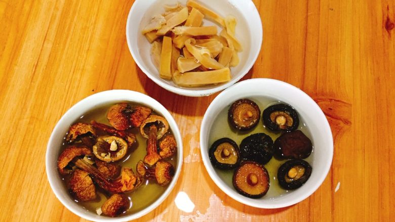 立秋煲汤+双菇目鱼老鸭汤,将姬松茸,干香菇,目鱼提前泡发