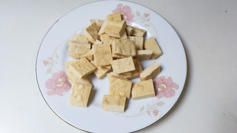 红椒秋葵白香干,白香干清洗一下,沥干水切成小块