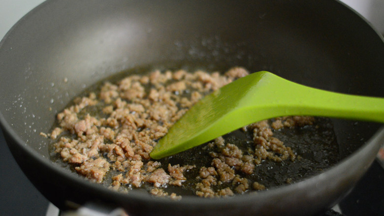 肉沫水晶冬瓜,锅里烧热油,放入肉沫,煸炒至肉沫变色