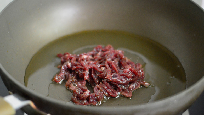 洋葱牛肉丝,锅里烧热后,下牛肉丝翻炒