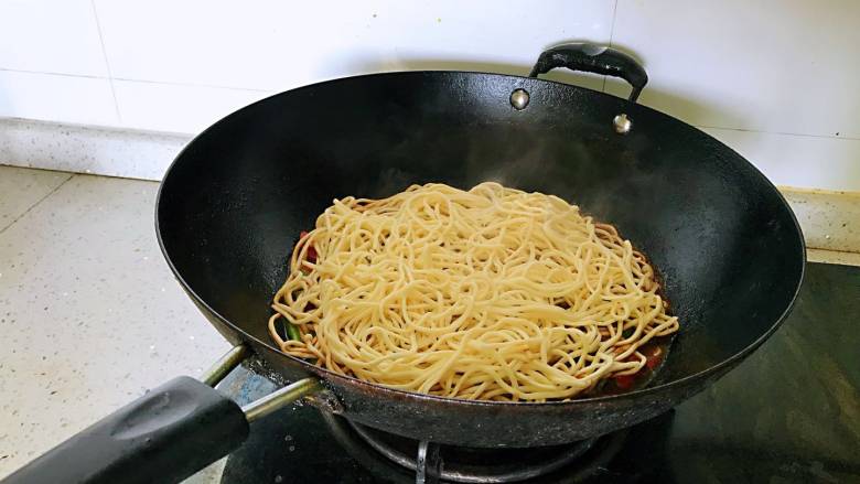 豇豆胡萝卜焖面,把面放在菜上面,小火慢炖5分钟后。