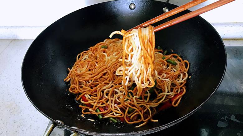豇豆胡萝卜焖面,面翻个面,继续炖5分钟。