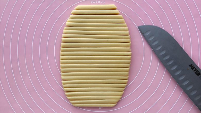 宝宝磨牙棒,面皮切成条,宽度约0.8厘米