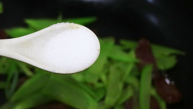 香脆可口的腊肠炒莴笋,锅中的食材炒三四分钟,放入适量的盐,