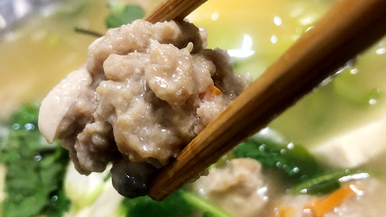 营养美味的丸子豆腐汤,大火煮开,撒上葱花,清淡美味的丸子豆腐汤出锅喽!