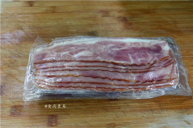 素菜培根卷,<a style='color:red;display:inline-block;' href='/shicai/ 443'>培根</a>片解冻后拆开,用清水浸泡一下捞起沥干水