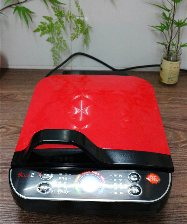 素菜培根卷,遮上盖子,两面同时煎3分钟左右