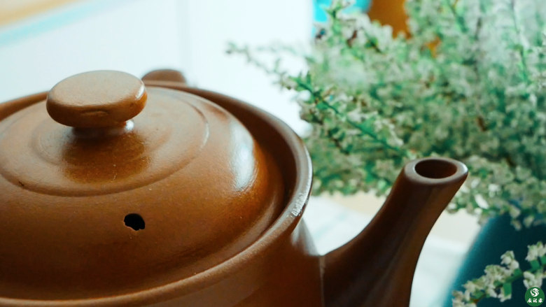 沐春茶,大火煮开,转小火煎煮20分钟。
