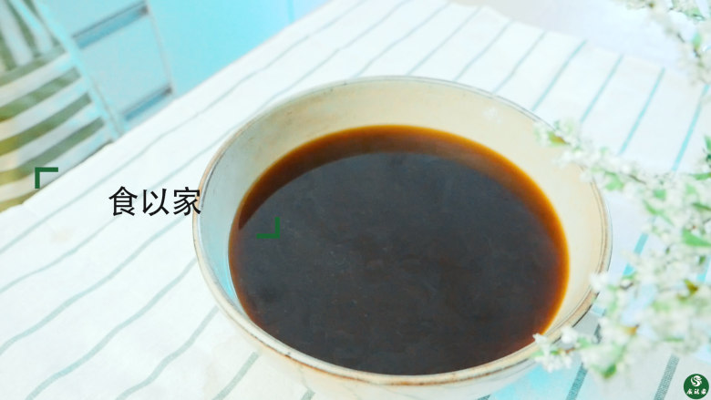 沐春茶,重复2次煮开,过滤取汁,一共取3次药汁。