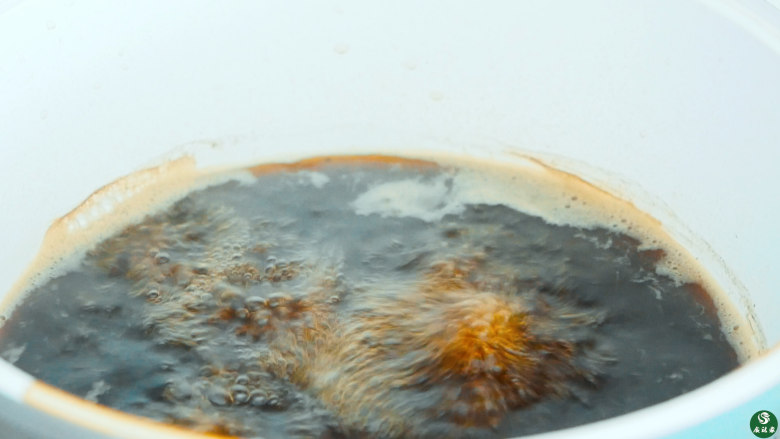 沐春茶,大火煮开,持续煮一段时间,等药汁减半时转小火,煮药汁比较浓稠就好。药汁不要煮过了,太煮稠了就成膏了。