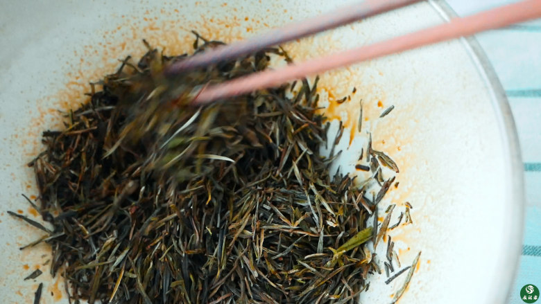 沐春茶,搅拌均匀,静置,让茶叶吸收药汁。