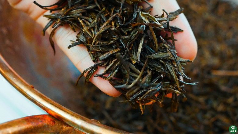 沐春茶,小火翻炒,炒干即好。