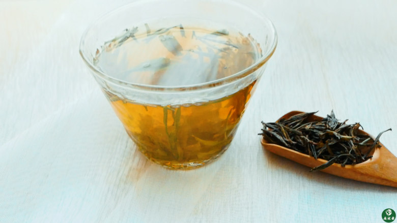 沐春茶,沐春茶选的药,都是药性很平稳的,药性散进清茶里很容易被人体所吸收,平日里应酬多的人,费点时间做些,让家人可以常喝。