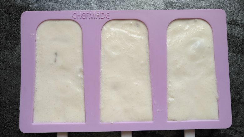 奶油葡萄干雪糕,最后把混合液倒入模具约九分满,再撒些葡萄干。模具盖上盖子,放冰箱冷冻3小时以上
