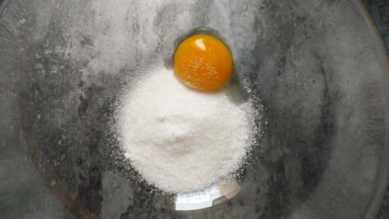 奶油可可燕麦片雪糕,蛋黄中加入2克糖、1克盐,用电动打蛋器打至蛋液变浅浓稠