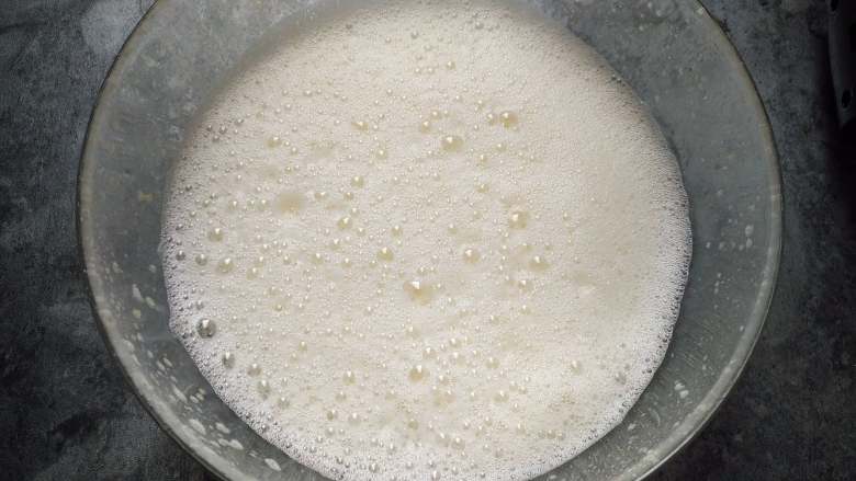 奶油可可燕麦片雪糕,分次加入100克牛奶,每次加入后充分搅拌匀再加下一次