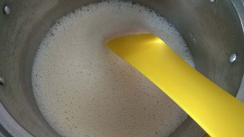 奶油可可燕麦片雪糕,蛋奶糊放入奶锅,开小火加热,边加热边不停搅动,使之受热均匀避免糊底。注意必须要小火。至蛋奶糊微沸,变得浓稠,关火晾凉备用。