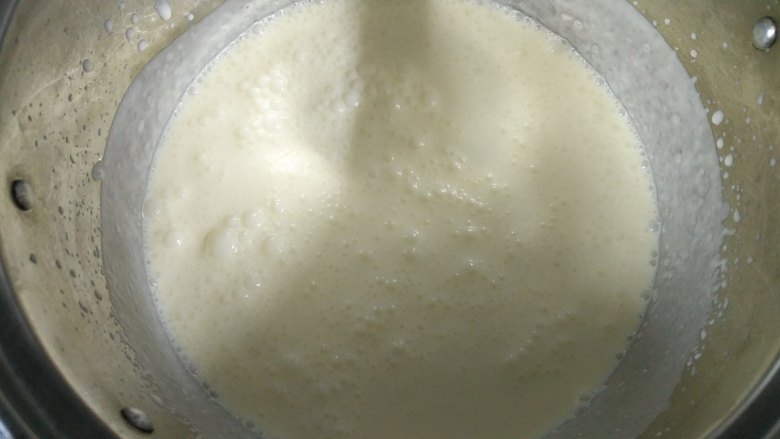 奶油可可燕麦片雪糕,晾凉的蛋奶糊缓缓倒入打发好的淡奶油里搅拌均匀