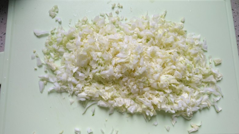包菜鸡蛋葱花饼,包菜洗净，切末
