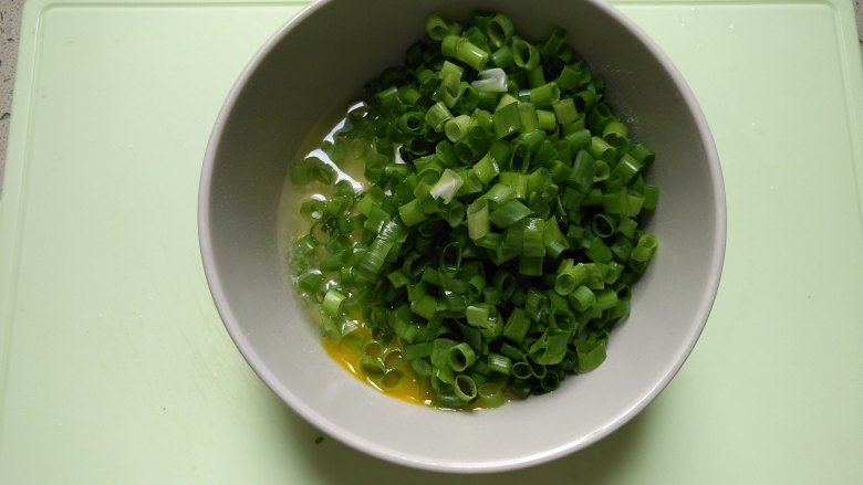 包菜鸡蛋葱花饼,加入香葱末
