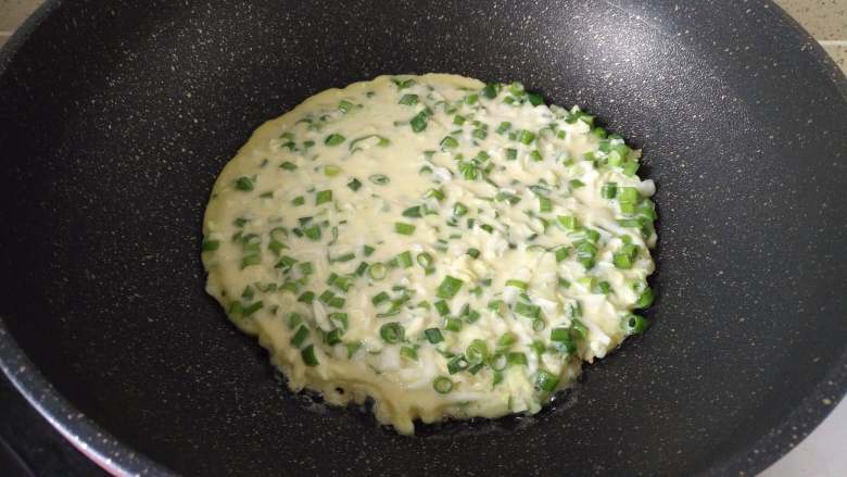 包菜鸡蛋葱花饼,油锅烧热，放少许油，放入一勺面糊，