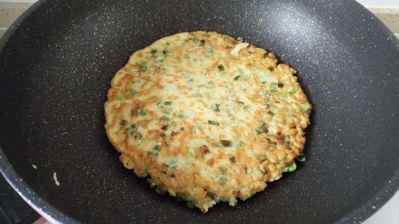 包菜鸡蛋葱花饼,待饼定型后，翻面
