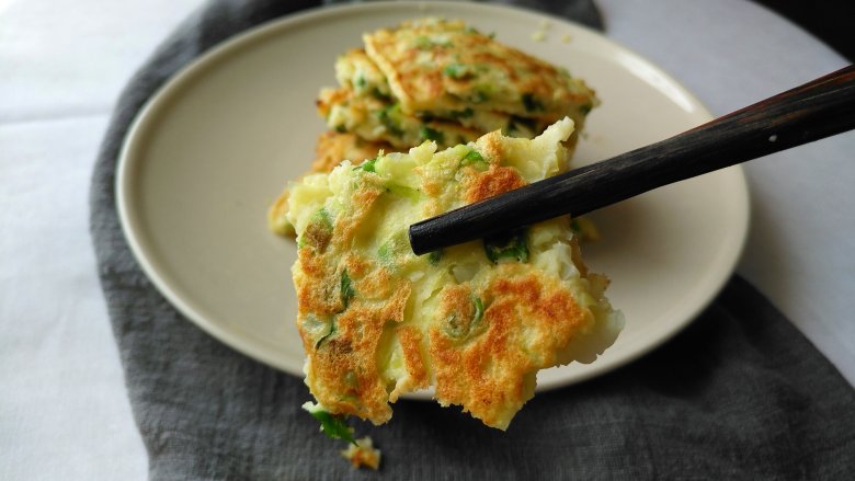包菜鸡蛋葱花饼,.另一面也煎至金黄即可出锅。上桌后切块食用。