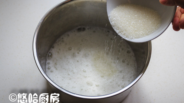 栗子海绵蛋糕,分开蛋清、蛋黄至2个无油无水的容器中,蛋清中放入几滴<a style='color:red;display:inline-block;' href='/shicai/ 715'>白醋</a>,先用打蛋器打出粗泡,再分2次放入细砂糖。