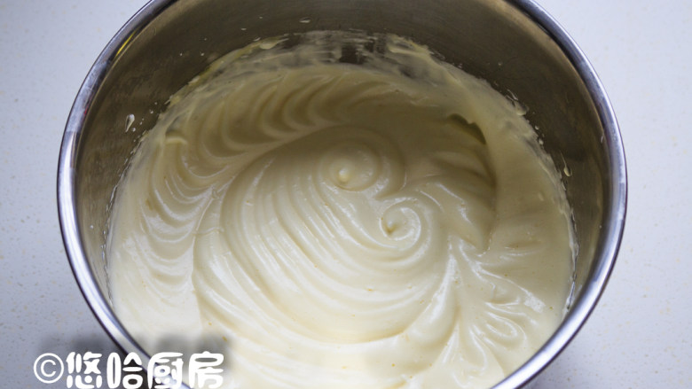 栗子海绵蛋糕,依次放入全部蛋黄并搅打均匀,蛋糊打至非常浓稠的状态即可。