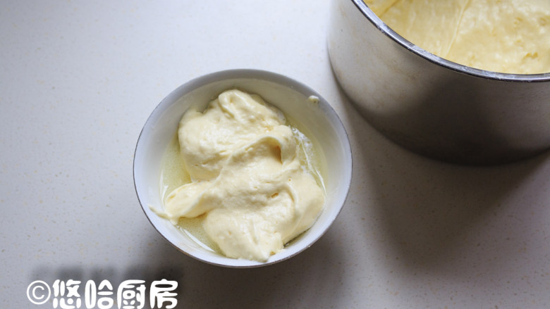 栗子海绵蛋糕,用刮刀以“之”字型拌匀面糊,铲出一点面糊放入植物油、牛奶溶液中,上下翻拌拌匀。