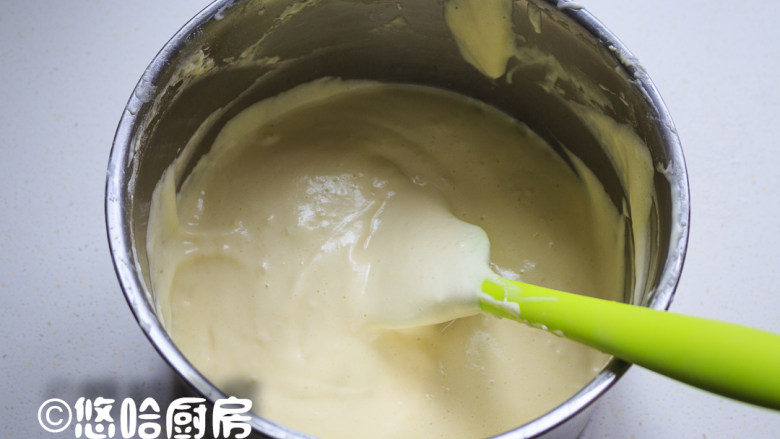 栗子海绵蛋糕,拌匀的牛奶、植物油面糊倒回蛋液中,继续采用“之”字型方式搅拌均匀。