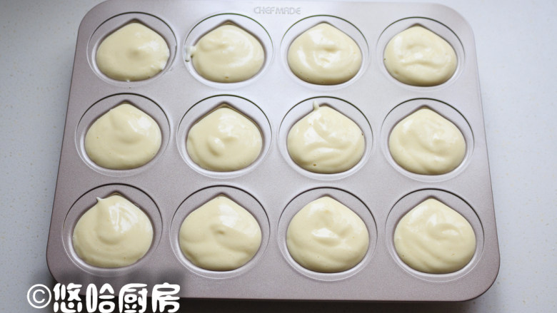 栗子海绵蛋糕,面糊装入裱花袋里,挤入模具中,面糊与模具齐平或装至九分满亦可。