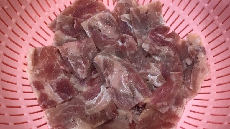 葱爆孜然牛肉,<a style='color:red;display:inline-block;' href='/shicai/ 216'>牛肉</a>洗干净,沥干水
