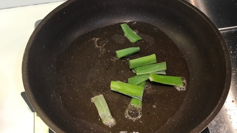 葱爆孜然牛肉,用小火冷锅热油,放入大葱段翻炒出香味