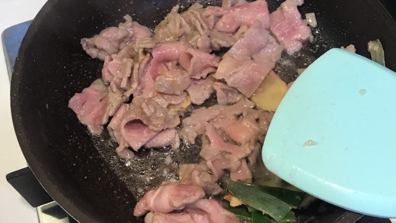 葱爆孜然牛肉,转大火,加入牛肉快速翻炒