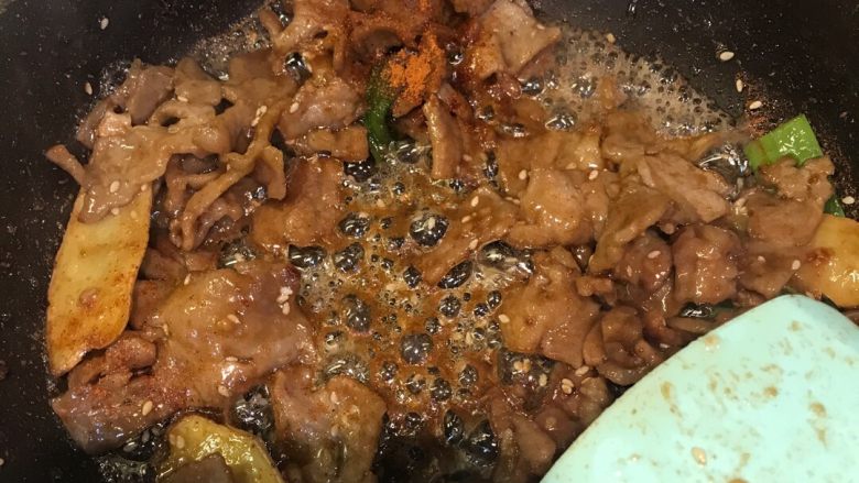 葱爆孜然牛肉,最后加入<a style='color:red;display:inline-block;' href='/shicai/ 761'>辣椒粉</a>翻炒均匀,出锅