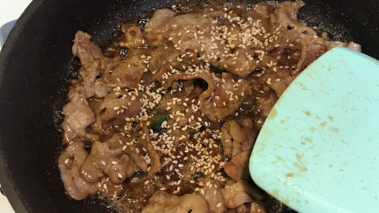 葱爆孜然牛肉,再加入<a style='color:red;display:inline-block;' href='/shicai/ 146542'>孜然粉</a>,白芝麻,快速翻炒均匀