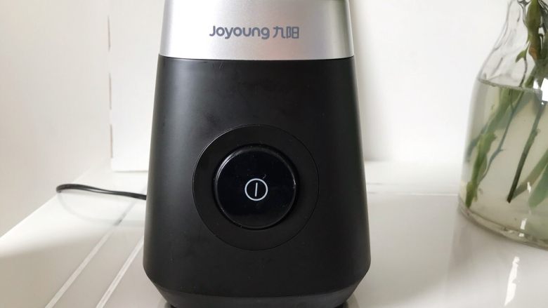 芒果燕麦奶昔~早餐来一份是极好的,将料理杯倒扣到机身上,旋转至指定位置,这个时候机身上的指示灯就亮了,按下启动