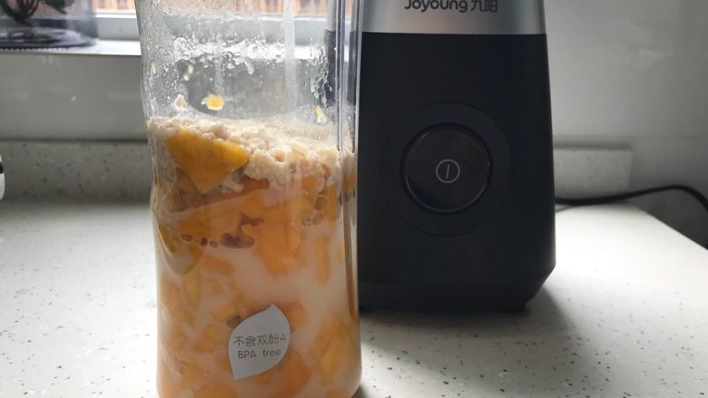 芒果燕麦奶昔~早餐来一份是极好的,将燕麦糊全部倒入料理杯内