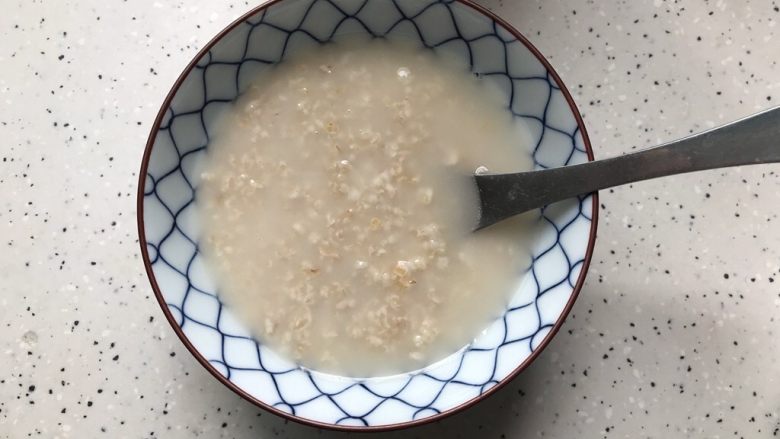 芒果燕麦奶昔～早餐来一份是极好的,这个时候，燕麦片也已经泡开了