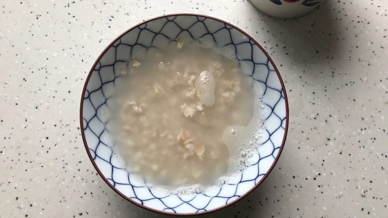 芒果燕麦奶昔~早餐来一份是极好的,将热开水倒入燕麦片中,备用