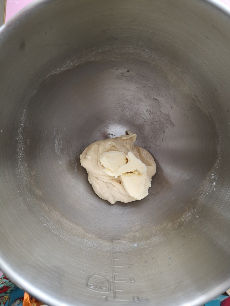 甜心草莓酱面包,拉出厚膜时,再放入黄油继续和面。